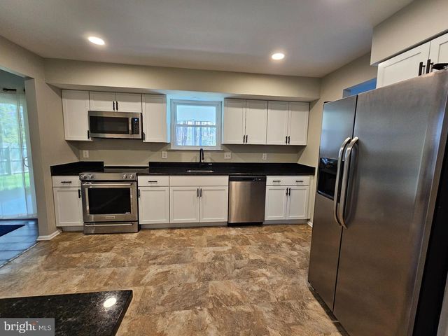 27 HARTSDALE LN, Sicklerville, NJ 08081