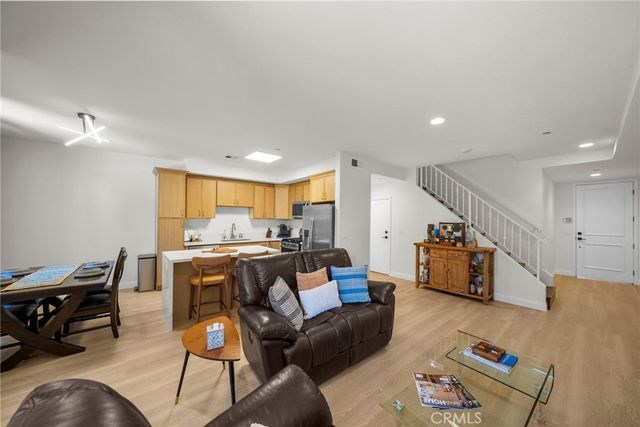 7132 Farralone 205, Canoga Park, CA 91303