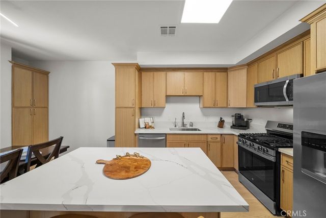 7132 Farralone 205, Canoga Park, CA 91303