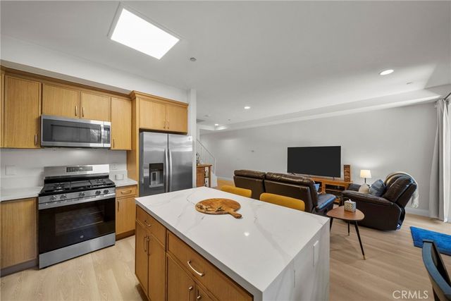 7132 Farralone 205, Canoga Park, CA 91303
