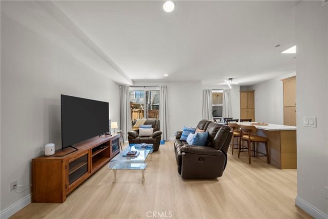 7132 Farralone 205, Canoga Park, CA 91303