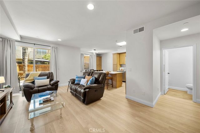 7132 Farralone 205, Canoga Park, CA 91303