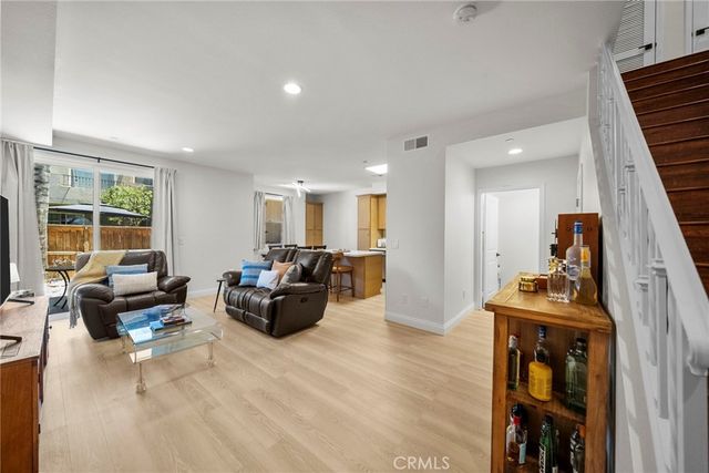 7132 Farralone 205, Canoga Park, CA 91303