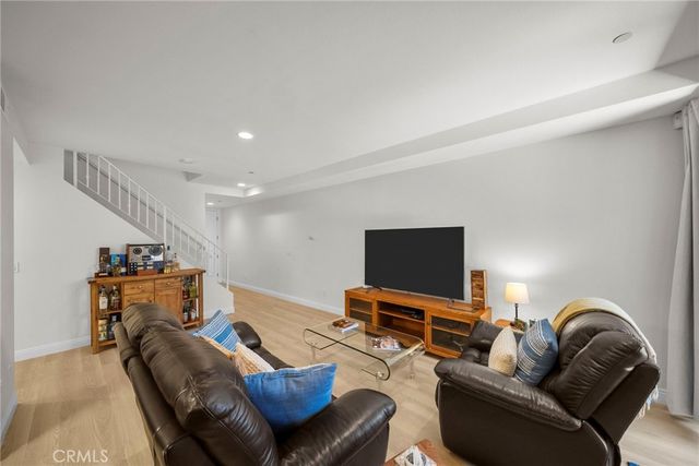 7132 Farralone 205, Canoga Park, CA 91303