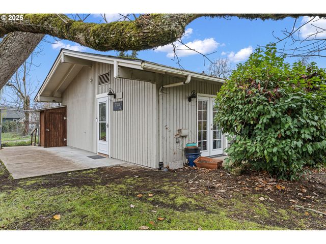 2132 W 14TH Ct, Eugene, OR 97402