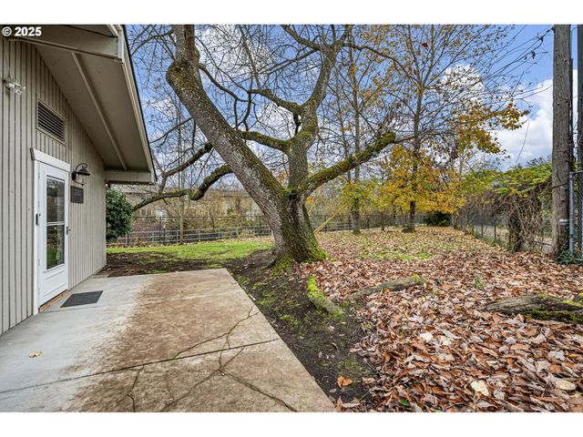 2132 W 14TH Ct, Eugene, OR 97402