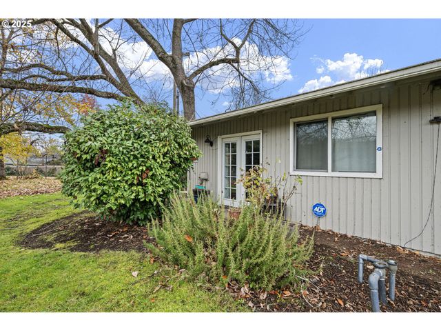 2132 W 14TH Ct, Eugene, OR 97402