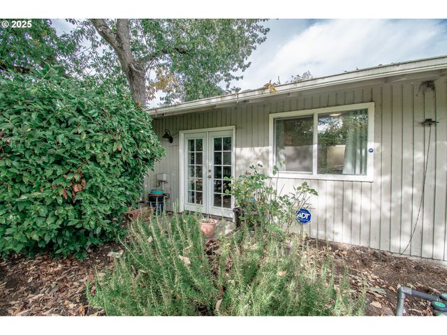 2132 W 14TH Ct, Eugene, OR 97402