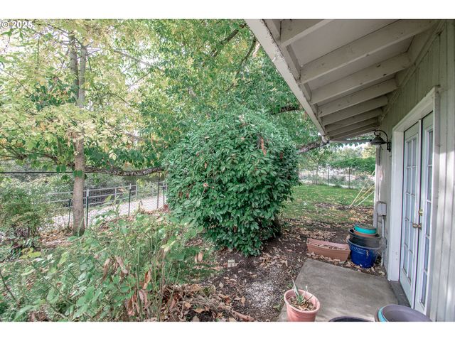 2132 W 14TH Ct, Eugene, OR 97402