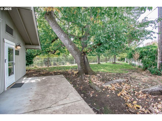 2132 W 14TH Ct, Eugene, OR 97402