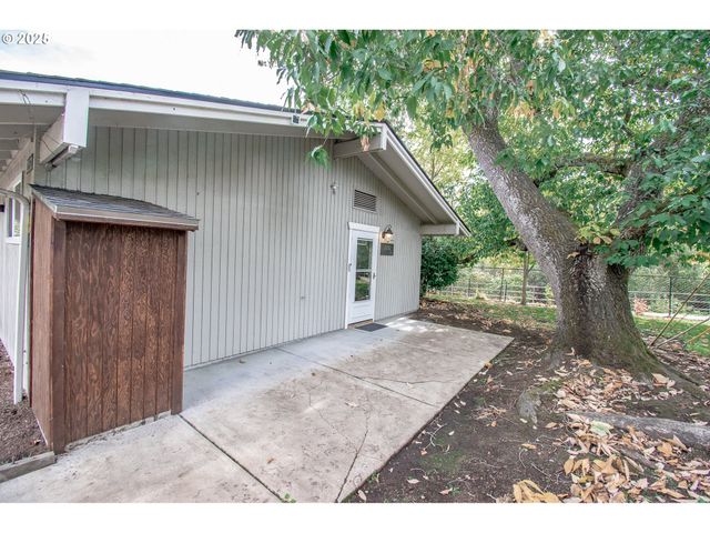 2132 W 14TH Ct, Eugene, OR 97402