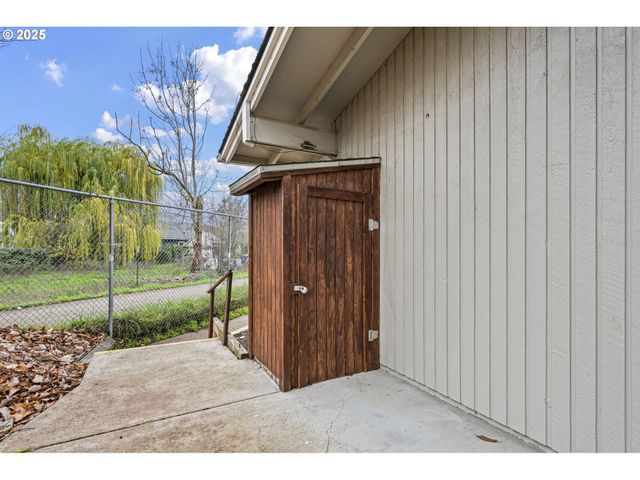 2132 W 14TH Ct, Eugene, OR 97402