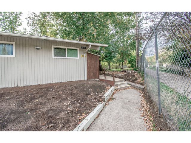 2132 W 14TH Ct, Eugene, OR 97402