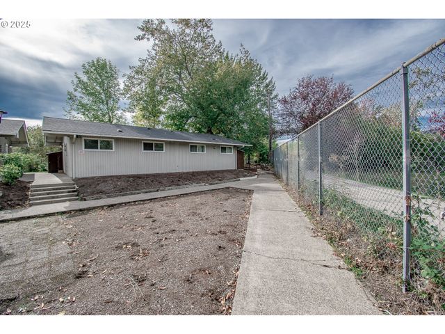 2132 W 14TH Ct, Eugene, OR 97402