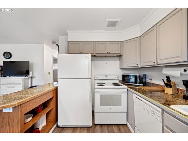 2132 W 14TH Ct, Eugene, OR 97402