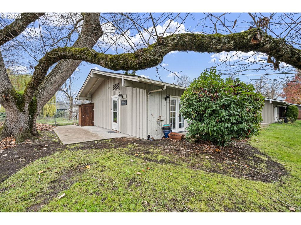 2132 W 14TH Ct, Eugene, OR 97402