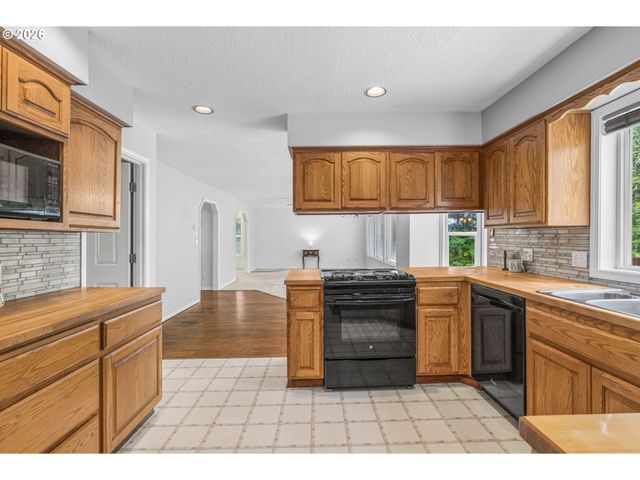 551 Haussler Rd, Kelso, WA 98626