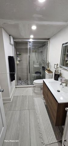 200 Lakeview Drive 212, Weston, FL 33326
