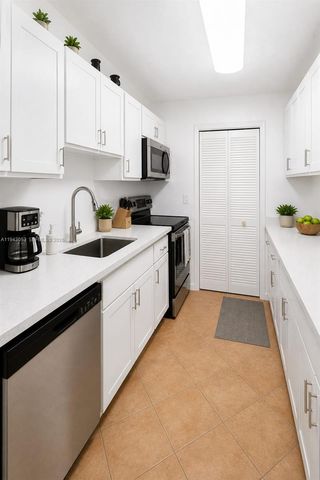 200 Lakeview Drive 212, Weston, FL 33326