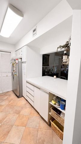 200 Lakeview Drive 212, Weston, FL 33326
