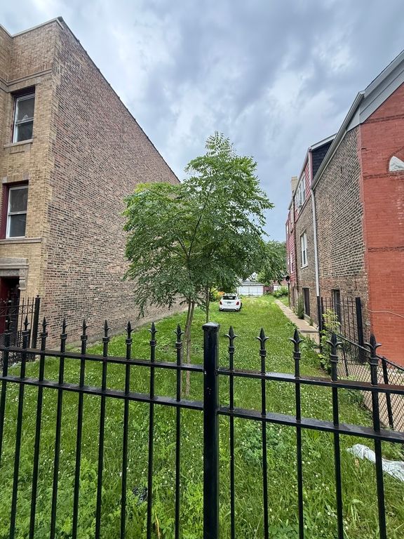 828 N Springfield Avenue, Chicago, IL 60651