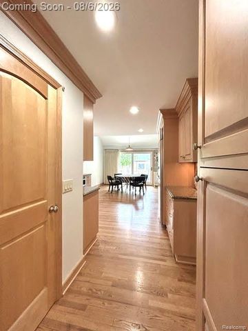 2123 McIntosh Drive, Troy, MI 48098
