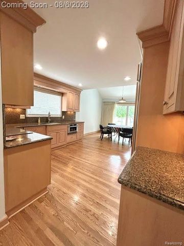 2123 McIntosh Drive, Troy, MI 48098