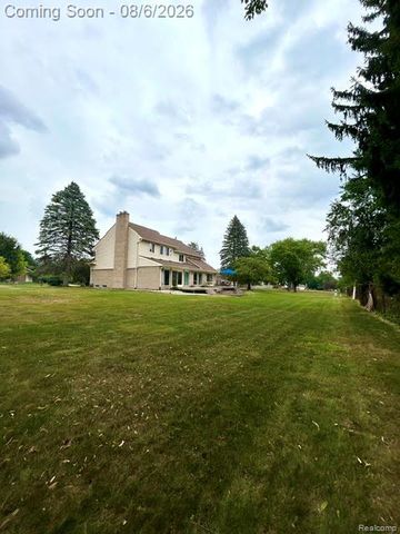 2123 McIntosh Drive, Troy, MI 48098