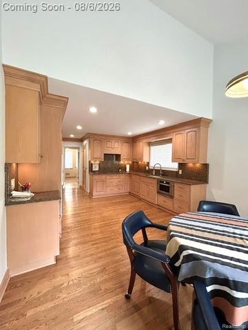 2123 McIntosh Drive, Troy, MI 48098