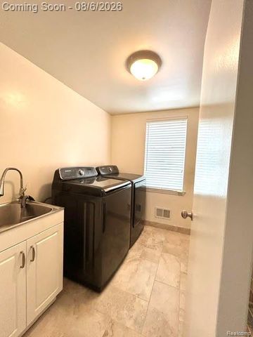 2123 McIntosh Drive, Troy, MI 48098
