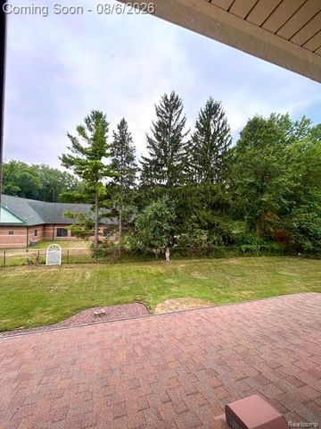 2123 McIntosh Drive, Troy, MI 48098