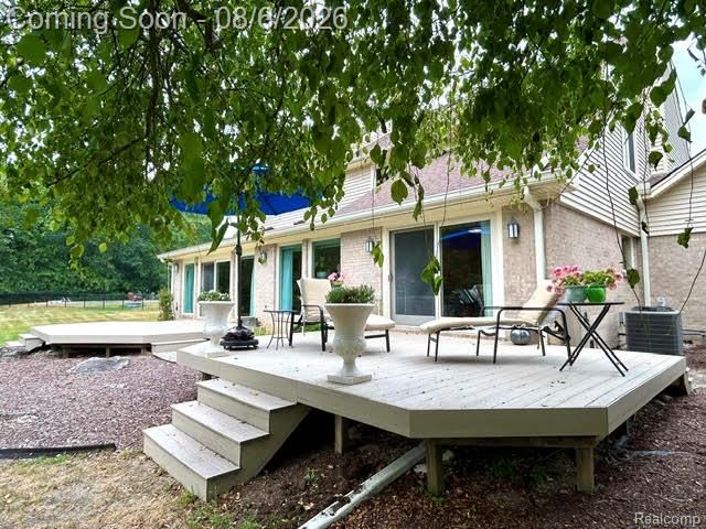 2123 McIntosh Drive, Troy, MI 48098