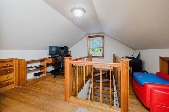 1472 Wampanoag Trl, East Providence, RI 02915