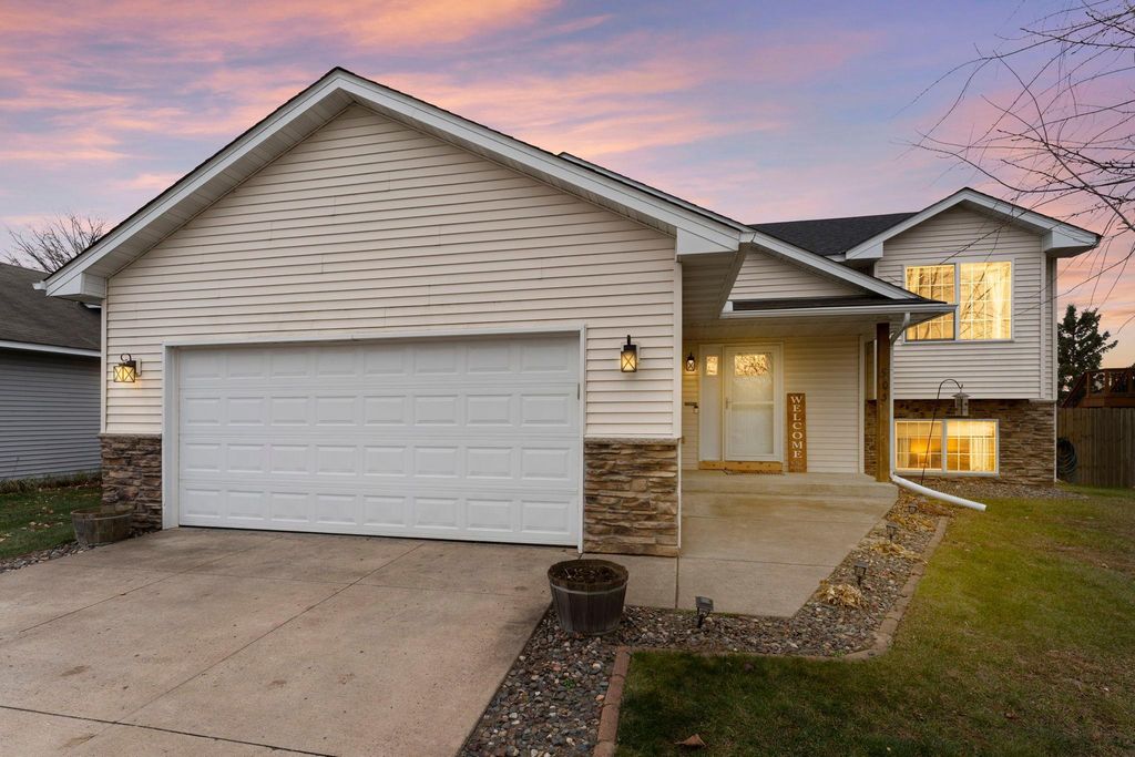 903 Isanti Parkway NW, Isanti, MN 55040