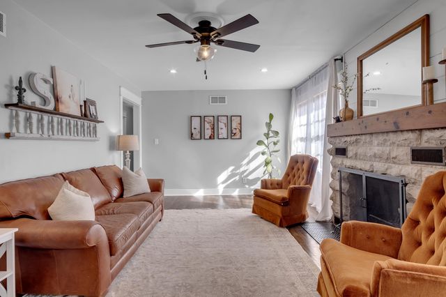 720 E 6th, Newton, KS 67114