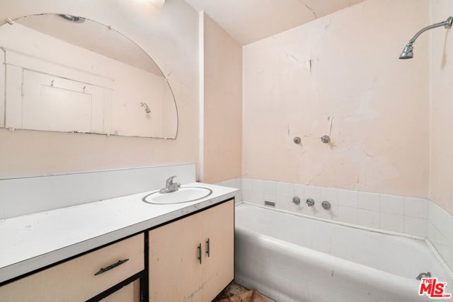 2000 W 75th Street, Los Angeles, CA 90047