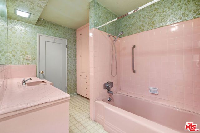 2000 W 75th Street, Los Angeles, CA 90047