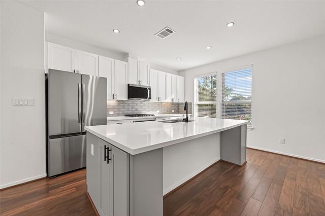 10949 Cannes Memorial Drive, Houston, TX 77043