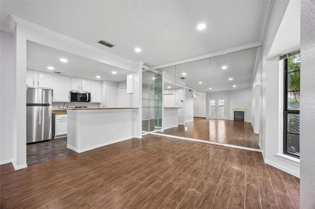 1911 Bering 8, Houston, TX 77057