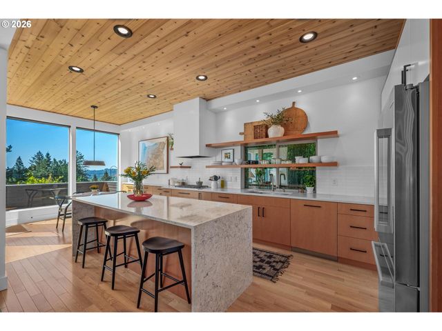 1373 Sw WESTWOOD Dr, Portland, OR 97239