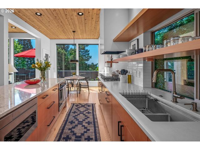 1373 Sw WESTWOOD Dr, Portland, OR 97239