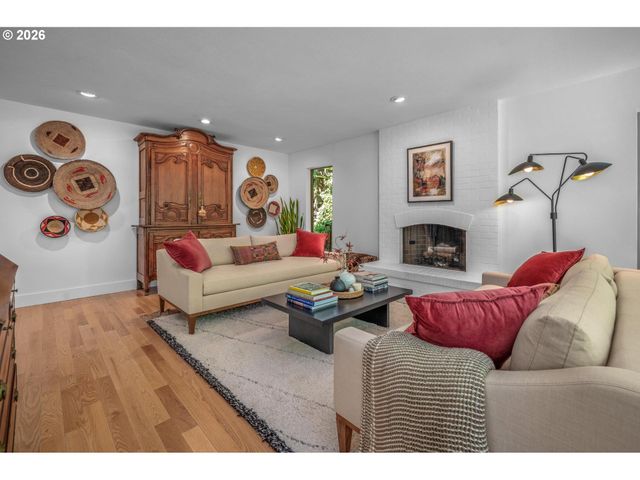 1373 Sw WESTWOOD Dr, Portland, OR 97239