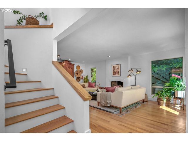 1373 Sw WESTWOOD Dr, Portland, OR 97239