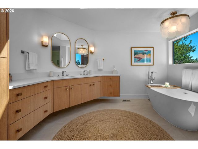 1373 Sw WESTWOOD Dr, Portland, OR 97239