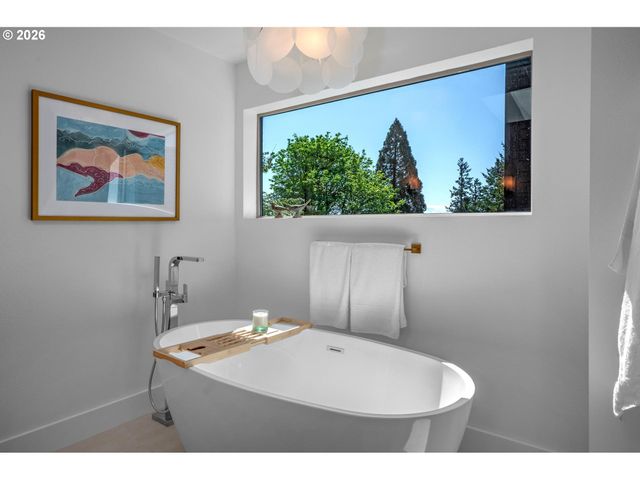 1373 Sw WESTWOOD Dr, Portland, OR 97239