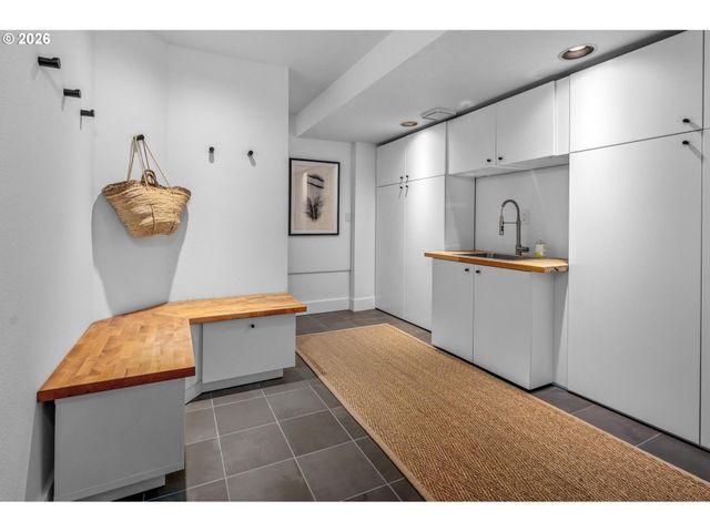 1373 Sw WESTWOOD Dr, Portland, OR 97239