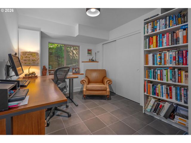 1373 Sw WESTWOOD Dr, Portland, OR 97239