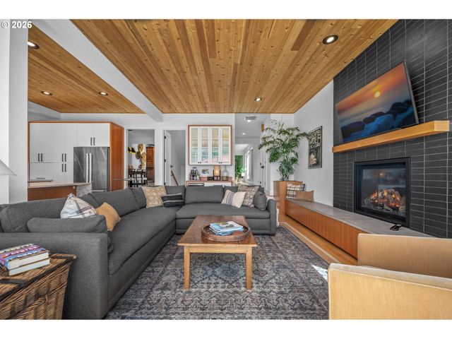 1373 Sw WESTWOOD Dr, Portland, OR 97239