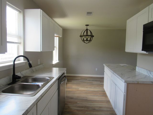 414 Matthew Street, Hillsboro, TX 76645