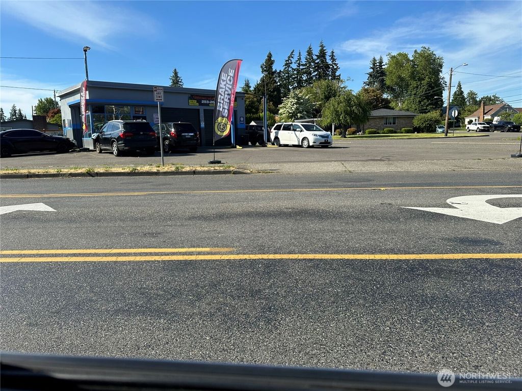 1707 West Pioneer, Puyallup, WA 98371